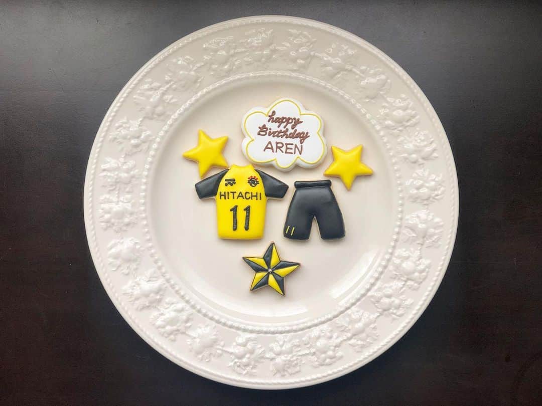 西木恵美里のインスタグラム：「クリスマスの合間にもちょこちょこ作らせていただいていました☺️  レイソルのユニフォーム風クッキー⚽️ 背番号を年齢に👏🏻✨」