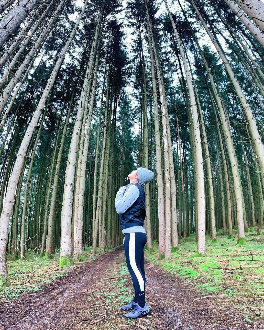 八木愛莉のインスタグラム：「毎日毎日寒いけど、いつも山に癒される⛰🌱﻿ ﻿ I looove being in natural surroundings !!! 🌲🍃﻿ ﻿ #ランニング#オフトレーニング#トレイルラン#nike#polar#running#nike#mountain#trees#trailrunning#winterprep#christmasrun」