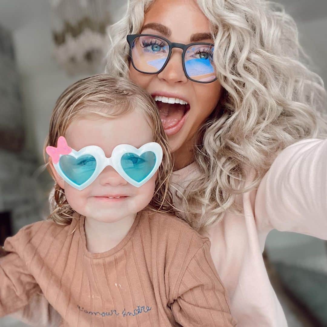 Cara Van Brocklinさんのインスタグラム写真 - (Cara Van BrocklinInstagram)「This gal has a style of her own 😻! I swear I could make a new series of pics just on Echo’s looks she puts together 😂. I actually love that she won’t take off these new Minnie sunnies and her Minnie slippers!」12月29日 8時46分 - caraloren