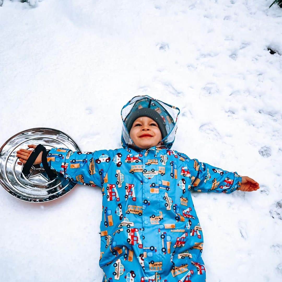 ダニーロ・ダンブロージオさんのインスタグラム写真 - (ダニーロ・ダンブロージオInstagram)「“Quando si descrive la neve, si dovrebbe cominciare dalle risate dei bambini”  VI AMO❄️⛄️💙🙏🏼♾👨‍👩‍👦‍👦 @enzadecristofaro #neve#happy#family#milano」12月29日 8時51分 - danilodambrosioreal