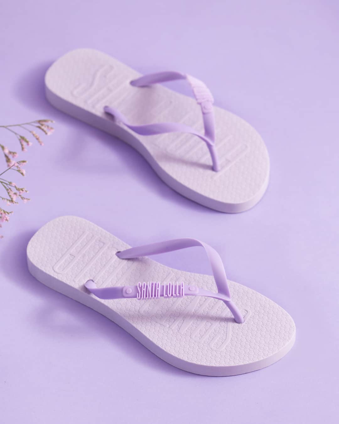 Santa Lollaのインスタグラム：「O Soft Purple, esse lilás apaixonante, foi a cor escolhida pela @giuliasong para trazer mais leveza e Otimismo para o seu próximo ano. E não é que só de olhar pra essas fotos a gente já sente uma paz interior? Esse é o poder das cores! [ 042B.2AA3.0016.01C8 • R$69,90 ] #santalollaverao21 #goodvibes #colors #flipflop #lavander」