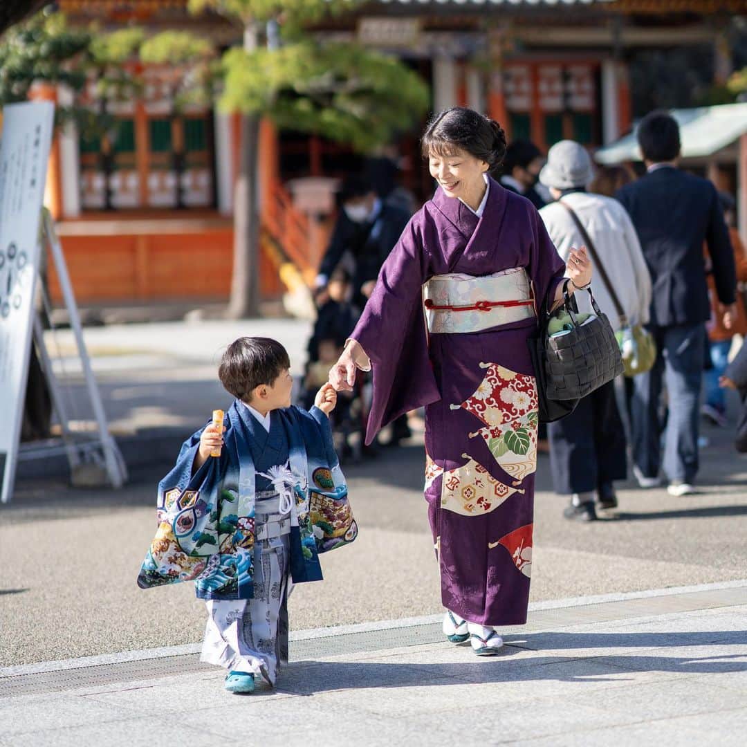 大津びわ子のインスタグラム：「元気に大きくなってね。 第3波が来る前、お詣りできて良かった。  #思いをつなぐフォト  #ntt西日本  #孫との時間」