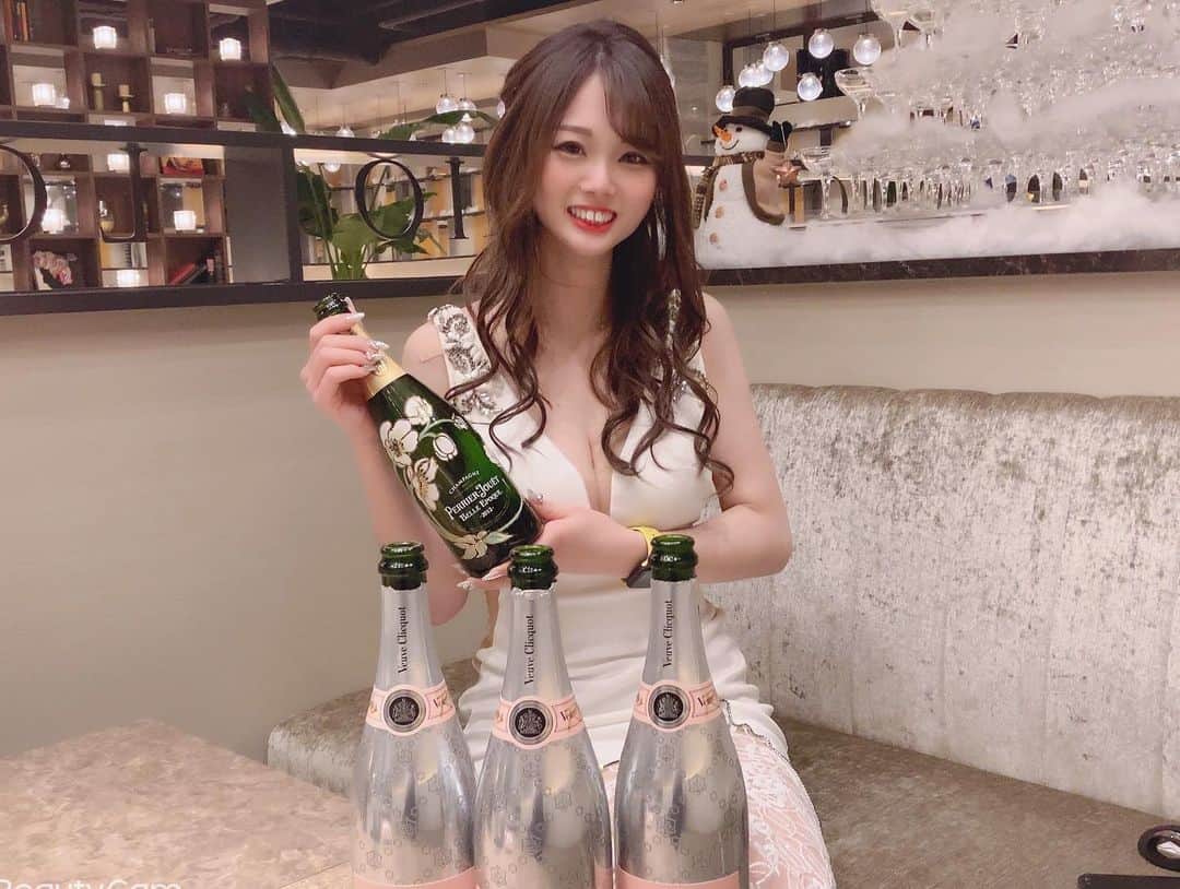 のんのんのインスタグラム：「. . 12.24 クリスマスイブは素敵なお客様と ディナーに行ってきました❤️ . とっても素敵なレストランでほんと美味しかった‼️ そしてシャンパンも🍾  素敵なクリスマスになりました✨ 有難うございました💝  #博多 #筑紫口 #中洲 #歌舞伎町  #名古屋 #ミナミ #すすきの #錦 #キャバクラ #ニュークラブ #ラウンジ #ガールズバー #ハロウィンコスプレ #ハロウィン #ハロウィンイベント #キャバ嬢 #ホステス #ポケパラ #ナイツネット #キャバコレ #撮影 #宣材写真 #モデル #ドレス #バリポケ  #ドンペリ #ソウメイ#アルマンド #シャンパン」
