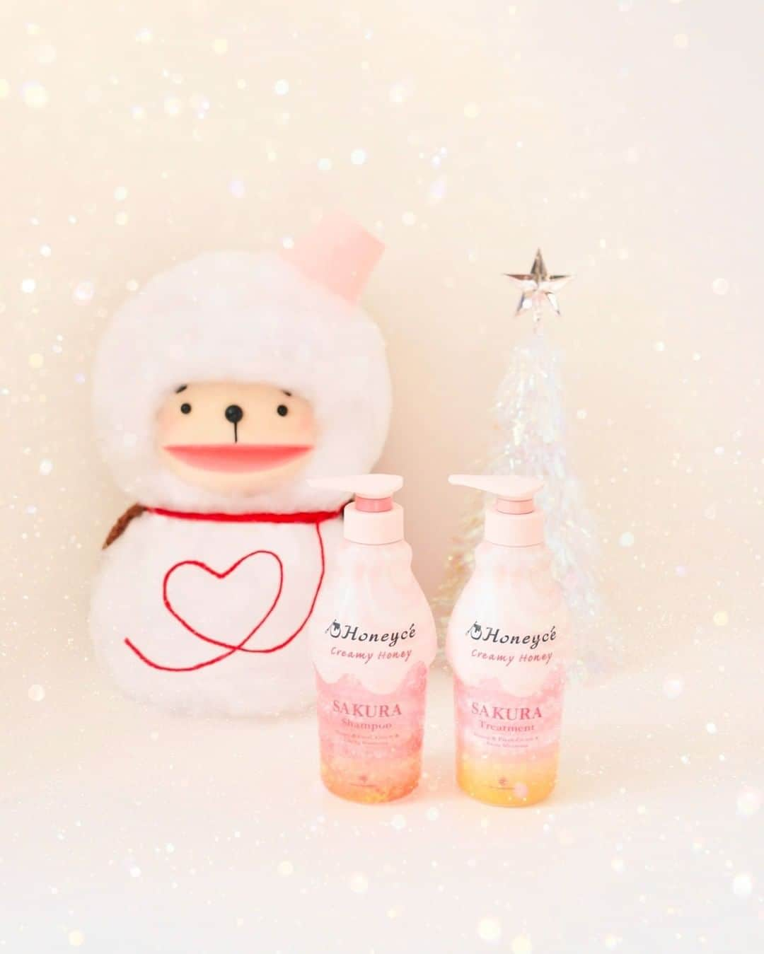 Honeyce(ハニーチェ) さんのインスタグラム写真 - (Honeyce(ハニーチェ) Instagram)「. 一足早い春を感じてみるのもありですね🌸 . 数量限定のさくらハニーラテシリーズのハニーチェが販売中🍯 今から気になる静電気もケアしてくれるこちらのシリーズ✨ . 寒くて冬真っ只中ですが、さくらのハニーチェの香りで癒される年末もありですね💕 まだ使ったことがない方やいつもと違うハニーチェを試してみたい方も是非おチェックしてみてくださいね🌸 . #保湿ケア #ほめられシャンプー #はちみつシャンプー #いい香り #美容垢 #美容好き #コスメ垢 #美容 #ハニーチェ #honeyce #春コスメ #限定コスメ #おすすめシャンプー #静電気対策 #即買いです #美髪チャージトリートメント #アラサーコスメ #新商品コスメ #お風呂時間 #潤いケア #桜の香り #花粉予防 #お家美容 #映えコスメ #うるつや髪 #お風呂美容 #保湿力抜群 #プチプラブランド #ケア用品 #潤いヘア」12月29日 9時00分 - honeyce8