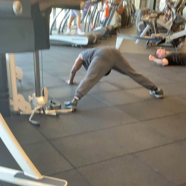 ラモーネ・モリスのインスタグラム：「can’t wait for gyms to open up again. I miss this guy. 😂」