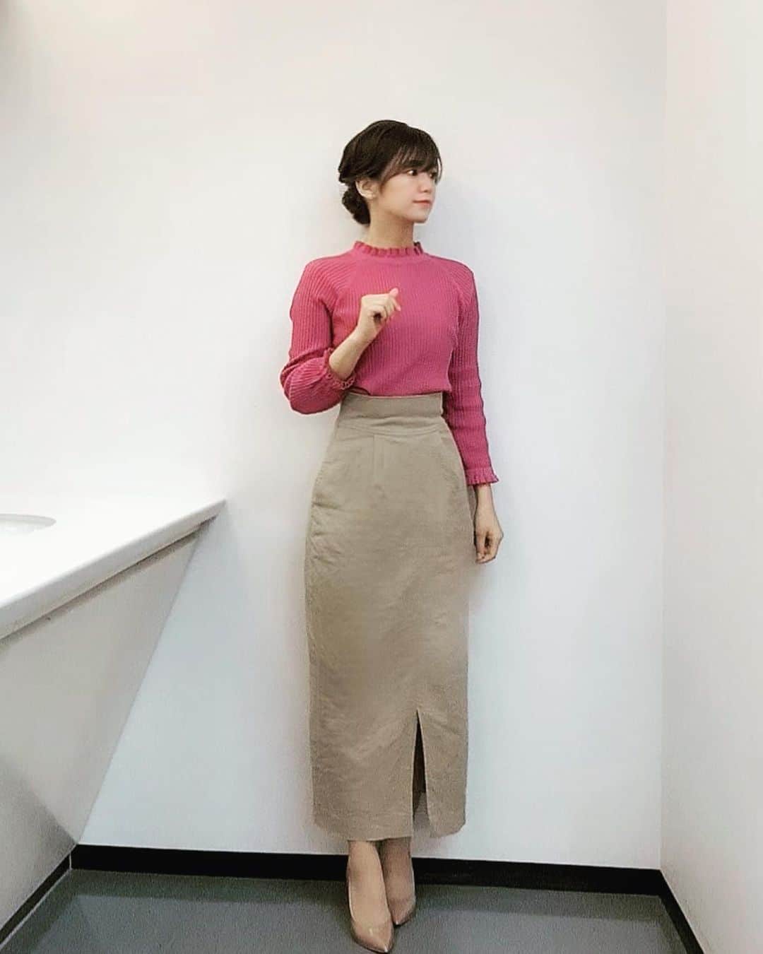 内山絵里加さんのインスタグラム写真 - (内山絵里加Instagram)「・ ・ ORANGE衣装記録🏷 ・ tops : air closet skirt : nano universe（私物）  🥿 : DIANA（私物） ・ 今年最後のORANGE衣装は こっくりとした濃いピンクのニットでした。 襟袖がフリフリしていて 年齢的に大丈夫か不安でしたが skirtをシンプルにすれば大丈夫かな..◎ たまにはチャレンジも大切ですね。 新たな色の開拓ができました🍑 ・ 2020年 ORANGEを応援してくださったみなさん ありがとうございました！ 新年は4日から放送です📺 2021年も よろしくお願い致します🍊 ・ 本日も『ふくわうち』でお会いしましょう♪ ・ #SBSテレビ #ORANGE #2020年もありがとうございました #もぎたて新鮮オレンジ！🍊 #ふくわうちは通常放送です」12月29日 9時06分 - erika.uchiyama1129