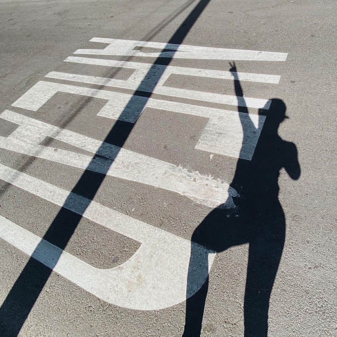 リザ・コッシーのインスタグラム：「but without the roadblocks, you might not notice the signs along the way #imdeep #andmisunderstood」