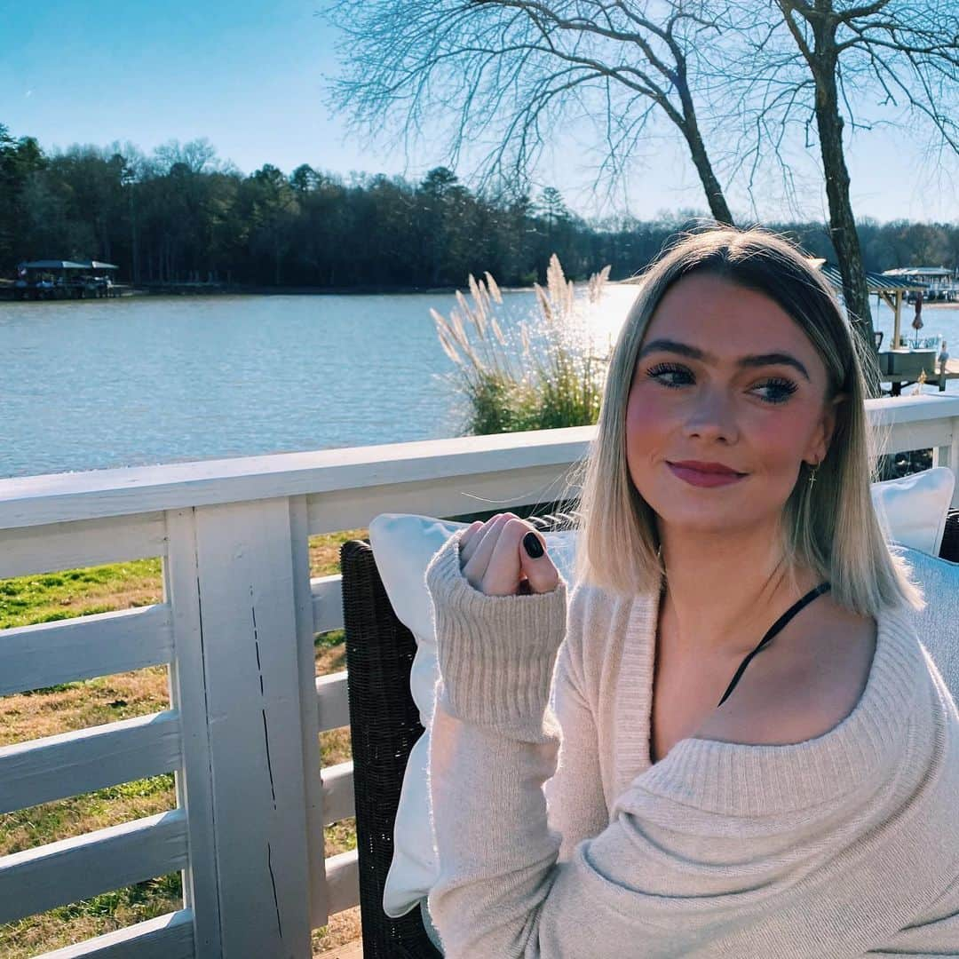 ライナ・ローソンのインスタグラム：「leaving some hair behind in South Carolina」