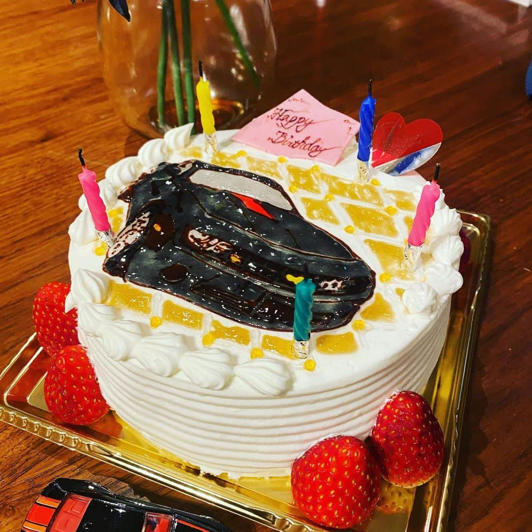 SH-Spaceさんのインスタグラム写真 - (SH-SpaceInstagram)「社員さんから頂いた、誕生日ケーキ！ 当社で活躍している、夢を載せて走る営業車カマロのケーキ！　感動です🥲 楽しい住まいを提案する皆さんの遊び心にも感動です。　ケーキの出来栄え、凄い　　ありがとうございました😊   #スイーツ #カフェスタイル #カフェハウス #注文住宅 #マイホーム #新築 #インテリア #住宅#interior #家 #建築 #工務店 #家づくり #house #マイホーム計画 #myhome #design #architecture #一戸建て #デザイン #暮らし #自由設計 #ケーキ #設計 #住まい #home #くらし #おうち #カフェ　#カマロ」12月29日 9時28分 - sh_space.home