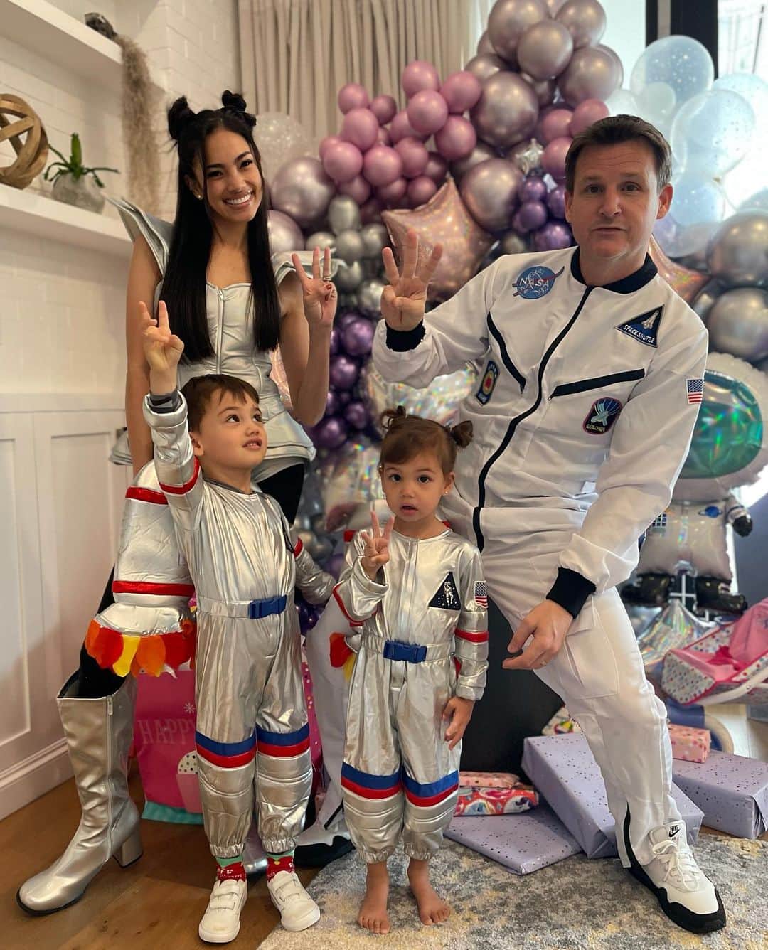 ロブ・ディアデックのインスタグラム：「Since she could talk she has been telling us exactly what she wants. She started planning her 3rd birthday last January a few weeks after her 2nd birthday. Unwavering commitment to a “purple astronaut“ theme all year. Although she did make a last minute request for a unicorn bouncy house, and you know daddy and mommy had to make it happen. Love you so much little girl. Happy Birthday! 💜💜🎂🎉 🚀👩🏼‍🚀🦄💜💜」