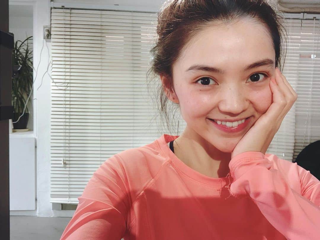 高原愛のインスタグラム：「昨日は朝からトレーニング納めしてきました😊✨今年は関根さんのトレーニングを受け始めて食事面では朝は撮影やゴルフの時以外はほとんど毎日果物を食べて、関根さんにその都度アドバイスをもらったりして、身体も変わってきました🥰❣️何より、ぎっくり腰になったのでまた再発しないか心配だったけど、日々体の痛みや違和感に良い意味で敏感になって、ストレッチをよくするようになりました😌👌👌👌全然違う❣️ 年末年始は家族と一緒にゆっくり過ごして、来年に向けて目標たてたいと思います😚✨  #パーソナルトレーニング#s根トレーニング#身体づくり##コア#インナーマッスル#桃尻#くびれ#くびれ作り#ヒップアップ#エクササイズ#トレーニング女子#ジム#ジム女子#ジム女子コーデ#gym#fit#fittness#gymgirl#❤️」