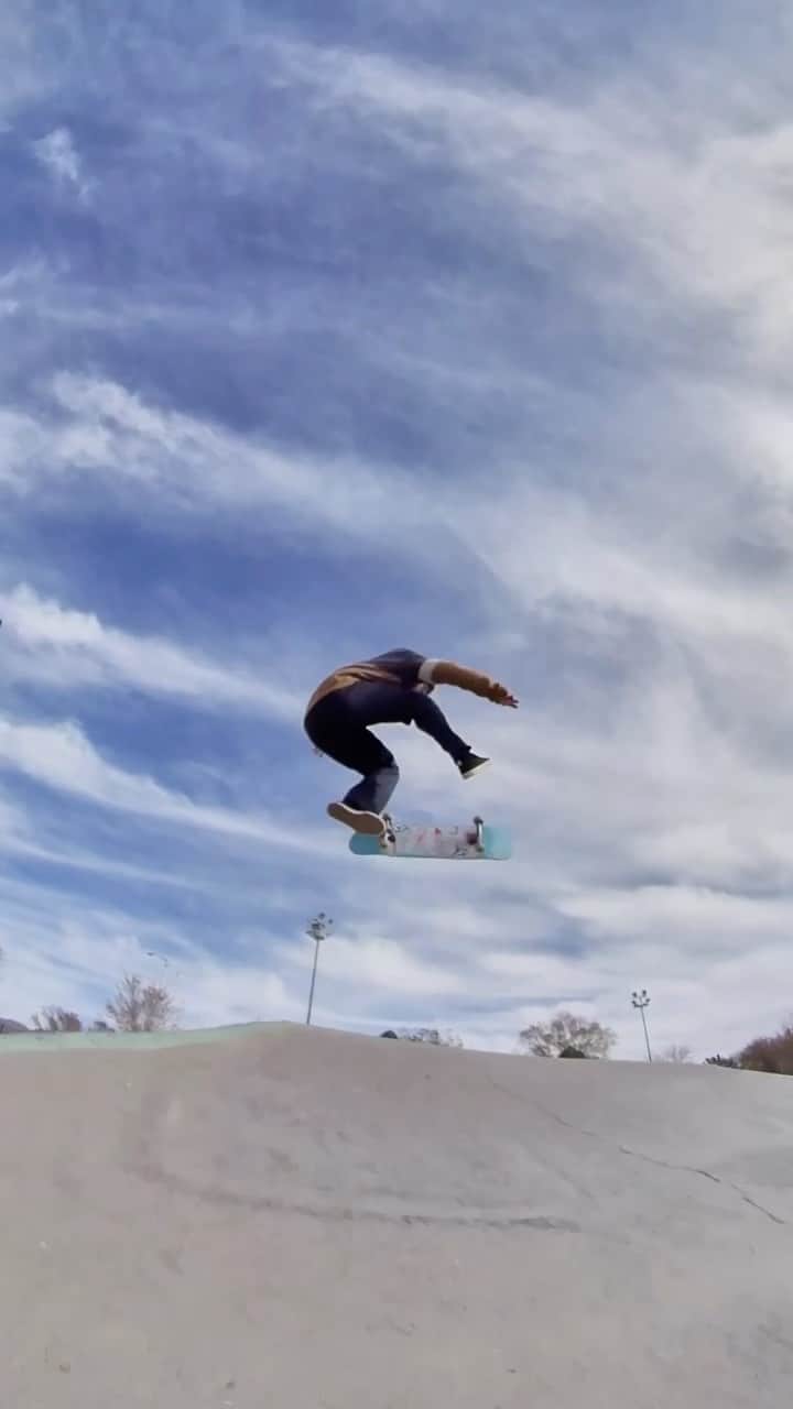 ボルコムのインスタグラム：「Drive. Skate. Camp. Repeat!  🚐🛹⛺️🔁  @alecmajerus 360 flip filmed on the @insta360 1R! 📹 @shredcorn」