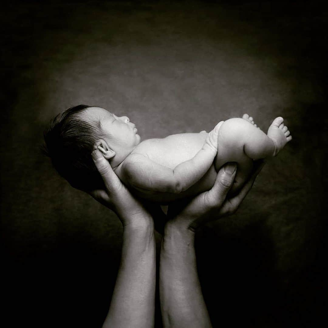 古澤恵さんのインスタグラム写真 - (古澤恵Instagram)「♡♡♡ . . #ニューボーンフォト #newbornphotography  #おうちフォト #宝物 #野本家の息子 #奇跡の一枚 #腕がぷるぷるしてる #yonexphotos #2020年生まれベビー #新生児は神々しい #良いお年を」12月29日 9時41分 - gugu1202