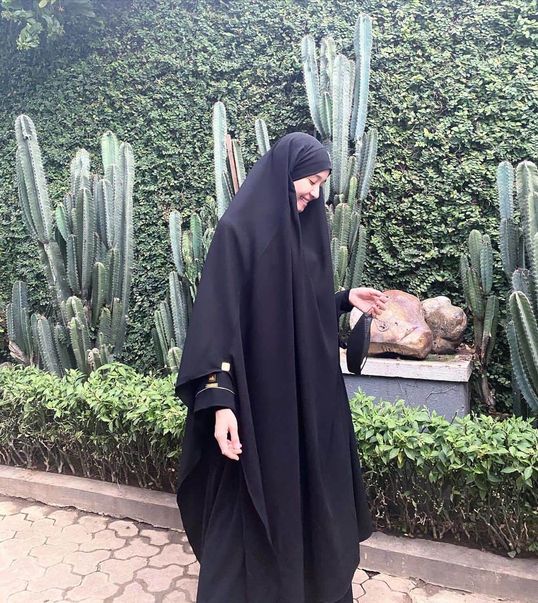 ラウディアシンシアベラのインスタグラム：「Bismillah . . Setiap kebaikan yang tidak kita ambil saat ini,akan menjadi penyesalan saat wafat nanti.  (Dikutip Dari Ustadz Hafidzakumullah)  . . Aku pakai Adala khimar & Gamira Abaya @muhajirprojectstore ✨  #masyaallahtabarakallah」