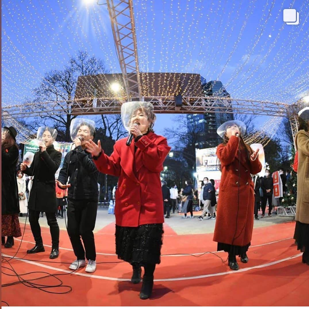 のインスタグラム：「#ChristmasGarden2020 #有坂美香andthesunshowers  12/20 & 25 全4公演無事終了いたしました！ 白金タイムズさんに素敵な写真と記事の投稿をしていただきました！  facebook  https://www.facebook.com/shirokanetimes/  自分たちの雰囲気が伝わる迫力の写真達で嬉しいです！  有難うございました！  #白金タイムズ  #港区 #港区観光大使」