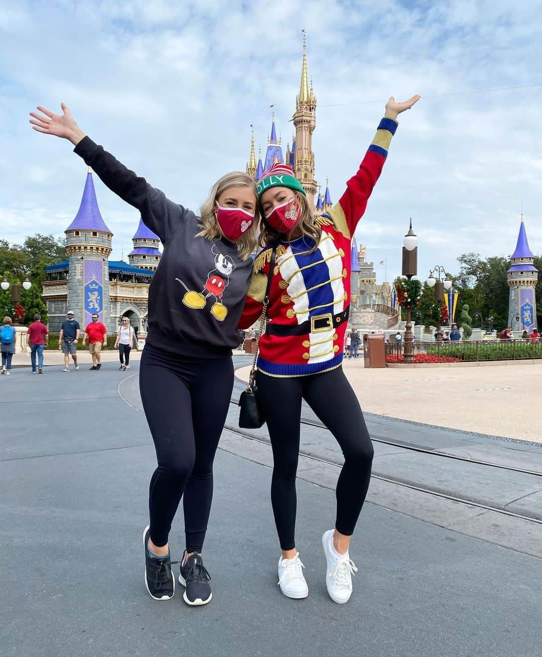 Maddie & Taeさんのインスタグラム写真 - (Maddie & TaeInstagram)「Hope y’all had an amazing Christmas and enjoyed our performance on the Disney Christmas Special this year! We had the most magical time 😍 also, the second pic is the vibe for 2021. Peace and Love baby ❤️✌🏻」12月29日 9時58分 - maddieandtae