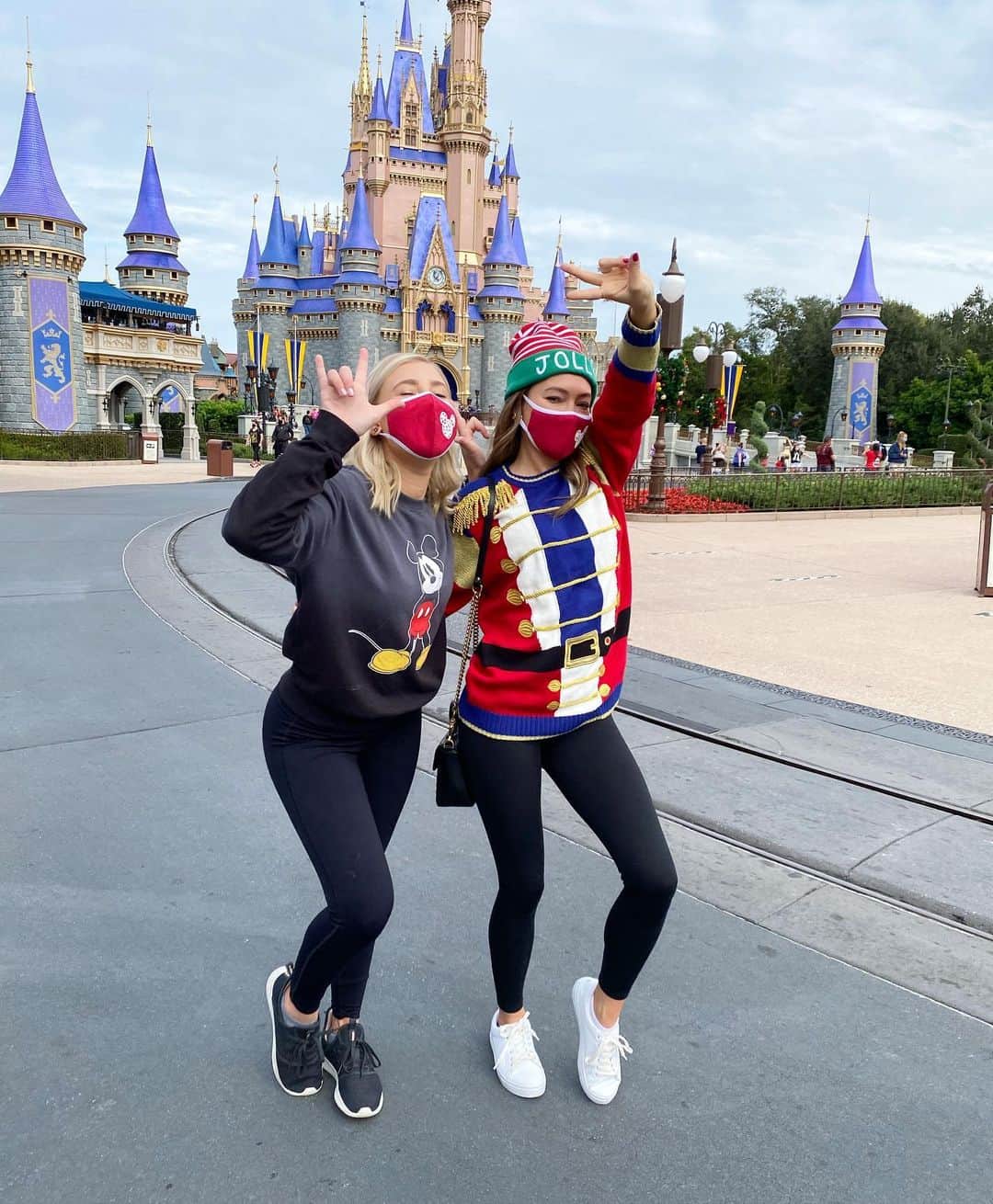 Maddie & Taeさんのインスタグラム写真 - (Maddie & TaeInstagram)「Hope y’all had an amazing Christmas and enjoyed our performance on the Disney Christmas Special this year! We had the most magical time 😍 also, the second pic is the vibe for 2021. Peace and Love baby ❤️✌🏻」12月29日 9時58分 - maddieandtae