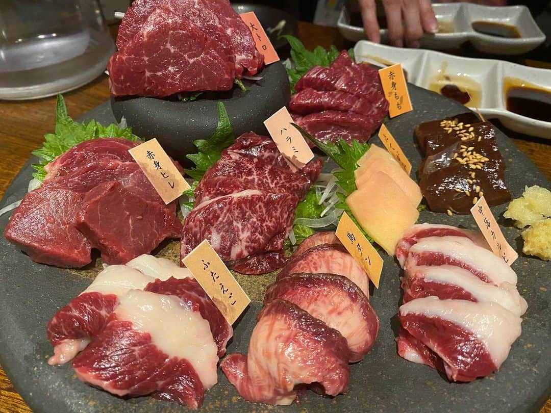 矢代梢のインスタグラム：「熊本で食べたご飯も載せとくー 馬刺し丼も最高でした🥺❤️ #熊本 #熊本グルメ #お仕事 #馬刺し #赤牛 #今年の思い出今年のうちに」