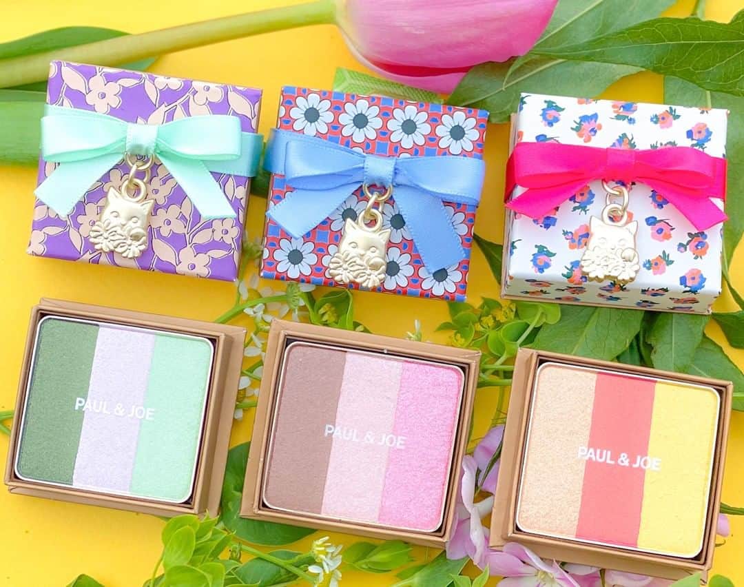 PAUL & JOE BEAUTEさんのインスタグラム写真 - (PAUL & JOE BEAUTEInstagram)「・ Wrapped like a gift, these retro-chic boxes host beautiful pastel pearl shadows ♡  What screams spring to you?  With soft petal pinks and a warm chocolate brown, 123 Afternoon Picnic (pictured center) is a classic and effortless spring accessory.  Vibrant shades of gold, orange, and yellow enliven the eyes line the warm spring sun. 124 Marmalade & Sunshine (pictured right)  Deep green with silver pearls and two lovely light pastels create a refreshing and unique look. 125 Field of Clover (pictured left).  ■Eye Color CS 　3 Sets（3 shades per set） Pre-order available now ・ Launches 1/５（Tues）  レトロな小花柄の小箱を開けると、 パールがツヤめく春色のアイカラー💚 あなたはどれで春を先取りする？  やわらかな透け感のあるピンクで 一気に春色の目元に。 💚123　アフタヌーン ピクニック（中）  ゴールド、オレンジ、イエローのビタミンカラーで 太陽みたいに明るく華やかな目元に。 💚124  マーマレード &  サンシャイン（右）  シルバーパールの入った深いグリーンで スタイリッシュ＆爽やかな印象の目元に。 💚125  フィールド オブ クローバー（左）  ■アイカラー CS 　全3種（1種3色入り）各3,300円（税込） 〈店頭とオンラインショップで予約受付中・1/５（火）発売〉 #PaulandJoe #paulandjoebeaute #ポールアンドジョー  #springcollection #eyecolor #spring #springmakeup #beautiful #beauty #instagood #instabeauty  #春メイク #春コスメ #スプリング #スプリングメイク #アイカラー #美容 #アイメイク #透明感 #コスメ垢 #デパコス #マスクメイク」12月29日 10時00分 - paulandjoe_beaute