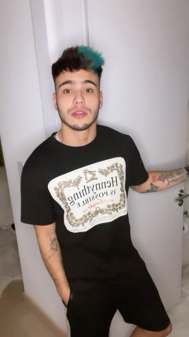 Sebastián Villalobosのインスタグラム：「#EsteAñoAprendí que lo importante no es qué tan bueno eres para algo, sino qué tanto lo disfrutas 🕺🏻😂」
