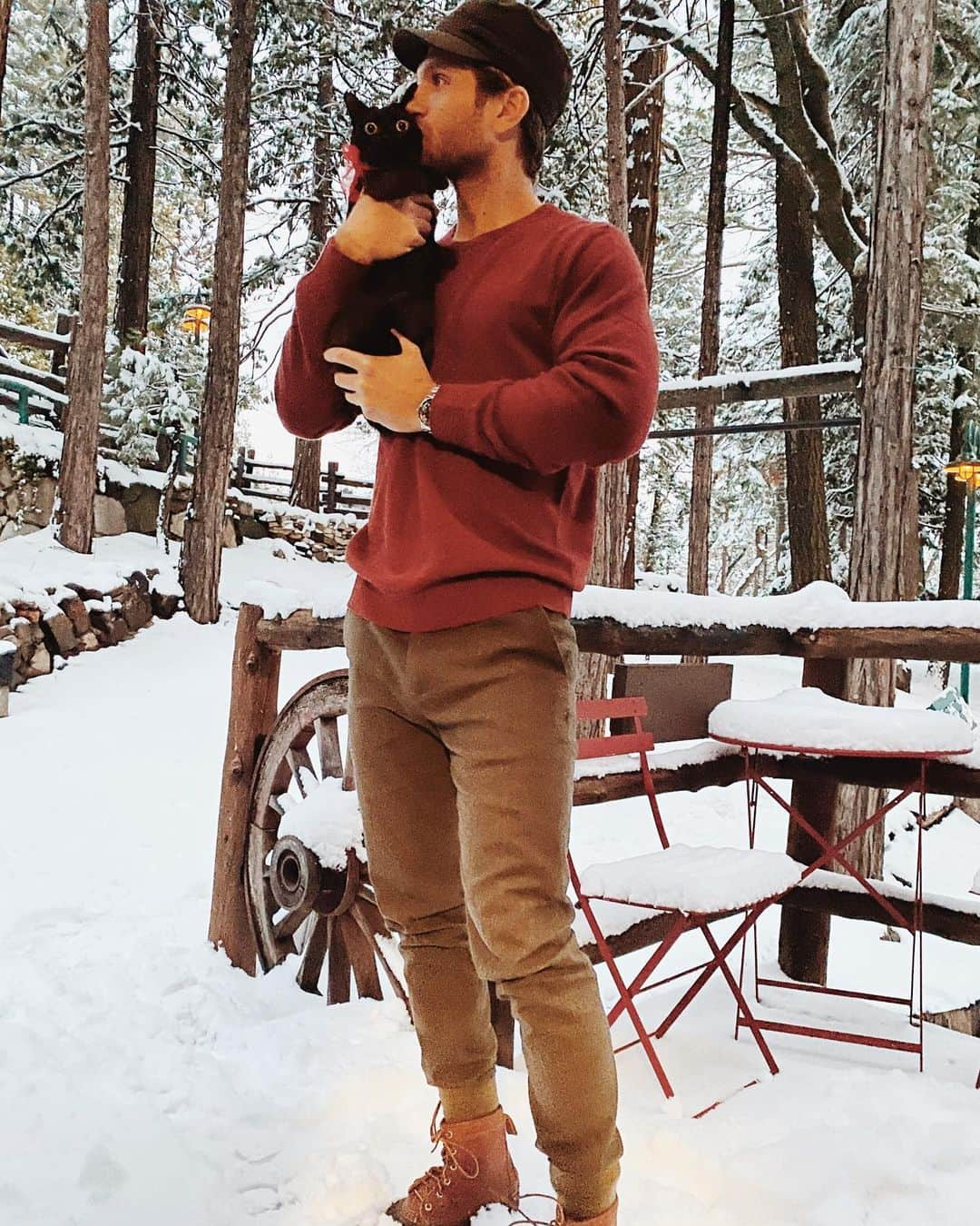 キーガン・アレンのインスタグラム：「Jazz, snow, cat and a warm hug  📸:@ali_collier (she also got me this cool cabin outfit)  Zoom in on his little head! His little bubble eyes of shook!!」