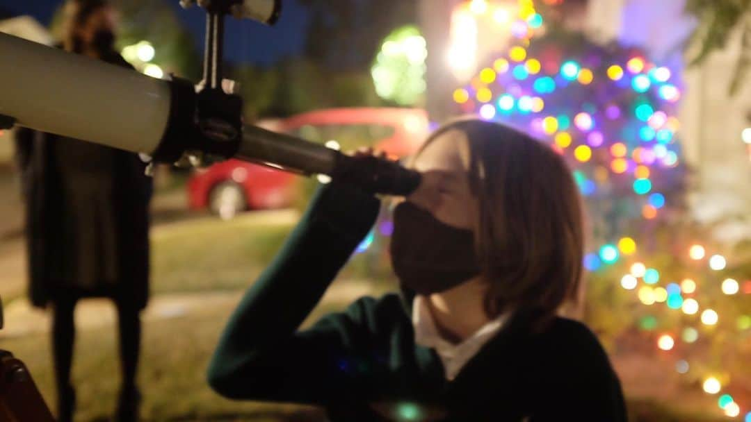 ライアン・ダニエル・ドブソンのインスタグラム：「On Christmas night we were fortunate to get some physically distanced outside time with a friend who has a telescope. Even with all the light pollution in LA we were able to make out the moons of Jupiter and the oblong shape of saturn’s rings. Our own moon was especially amazing - pitted and pockmarked and oh so three dimensional.  . It struck me that this relatively simple technology (the telescope) was allowing me to see in a way I’d never seen before - in a way humankind prior to the last few centuries had never seen. And that new sight can change so much about how we perceive ourselves and our world and the place of both in the universe and the awe of all that bundled together. Im thankful for these opportunities for new sight (new empathy, new wonder) and hope the year that begins with Christmas will bring more.」