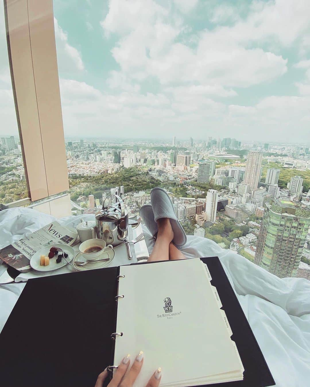 The Ritz-Carlton, Tokyoのインスタグラム：「素敵な景色を眺めながらの朝食で始める1日はいかがですか？﻿ ﻿ Breakfast with a view — the best way to begin any morning at The Ritz-Carlton, Tokyo -via @avr_asa  #RitzCarltonTokyo #RCMemories」