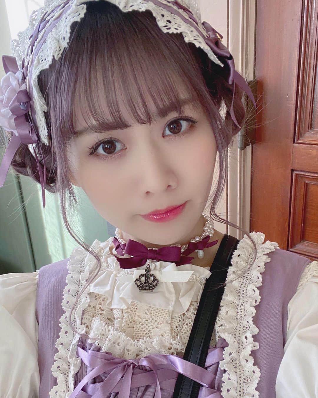 のインスタグラム：「💜💜💜  久々の自撮りです( ˘ω˘ ) イノワさんの新作発表会では初めましてのロリータさんにお会いできて嬉しかったです♪  @innocentworldofficial  #イノセントワールド #イノワ #乙女のクリスマス会 #先行予約  #ロリータ #クラシカルロリータ  #大阪市中央公会堂 #お茶会  #すみれ色 #すみれ髪 #自撮り  #innocentworld #lolitafashion」