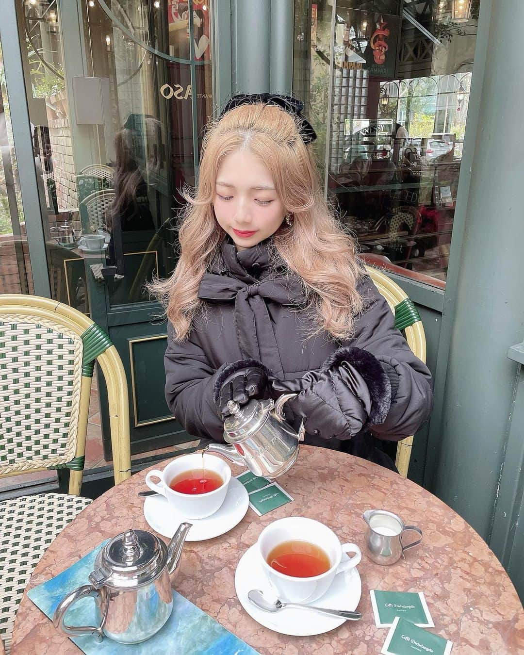 エリンコさんのインスタグラム写真 - (エリンコInstagram)「🫖💕 . リラックスタイム🥰 のんびりとtea time🫖☁︎ . ブラックコーデ🖤 リボン @boomeriiofficial イヤリング @liquem.tokyo コート @pinkhouse_press 手袋 @anteprimaofficial . 今年最後の脳洗浄®︎納してきました♡ よく、ストーリーズで手で頭のサイズ載せてるやつ🎶 . 最近通ってる『脳洗浄®︎』は美と健康へ導く parafuse.式オリジナルメソッド💆‍♀️💕 . 身体全体の緊張を緩ませるために脚から施術をして 心身ともにリラックスをした状態になって 脳脊髄液へのアプローチをし、 自律神経を整えてくれます😇❣️❣️ . リラクゼーションがメインで開始3分くらいで 眠くなって究極の癒しがスタート💞 . 日々の生活での不安やストレスで眠れない方 頭痛、眼精疲労、リフレッシュしたい方 小顔は勿論、健康面も整えてくれるよ💗 . 私がいつもお世話になってる先生は @parafuse.kumiko.shirokanedai さん💆‍♀️💕 気になった方はDMしてみてね🎀 . 脳洗浄®︎90分16,500円税込 脳幹経路セラピー+脳洗浄®︎105分22,000円税込 だよ💘 . #脳洗浄®︎ #parafuse目黒 #parafuse八王子 #頭痛 #自律神経を整える #眼精疲労 #脳疲労 #眼精疲労ケア #頭痛対策 #不眠 #睡眠の質 #睡眠 #頭の浮腫 #小顔エステ #健康 #健康美 #ストレスケア #オールハンド #代官山カフェ #カフェ #teatime #东京 #时尚潮流 #可爱的 #えりんコーデ #えりんこヘアアレンジ #えりんこカフェ巡り」12月29日 10時07分 - erinko0315