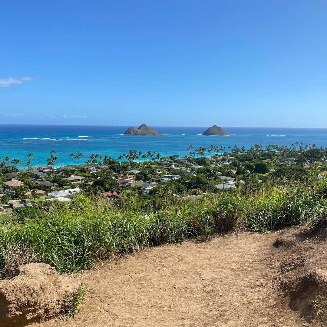 Mieのインスタグラム：「ノーフィルターでこの美しさ🌎  本日のラニカイビーチ💓は遠くから眺めていても、透明度が高いからしっかりリーフ（海中の岩や珊瑚）の形が見えていました💓  今年のハワイはやっぱり暑いっ🥵 12月なのに海に飛び込みたい気分🐬  #Mokulua #ハワイ語で2つの島 #ハワイ生活  #1日1汗　#ハイキング」