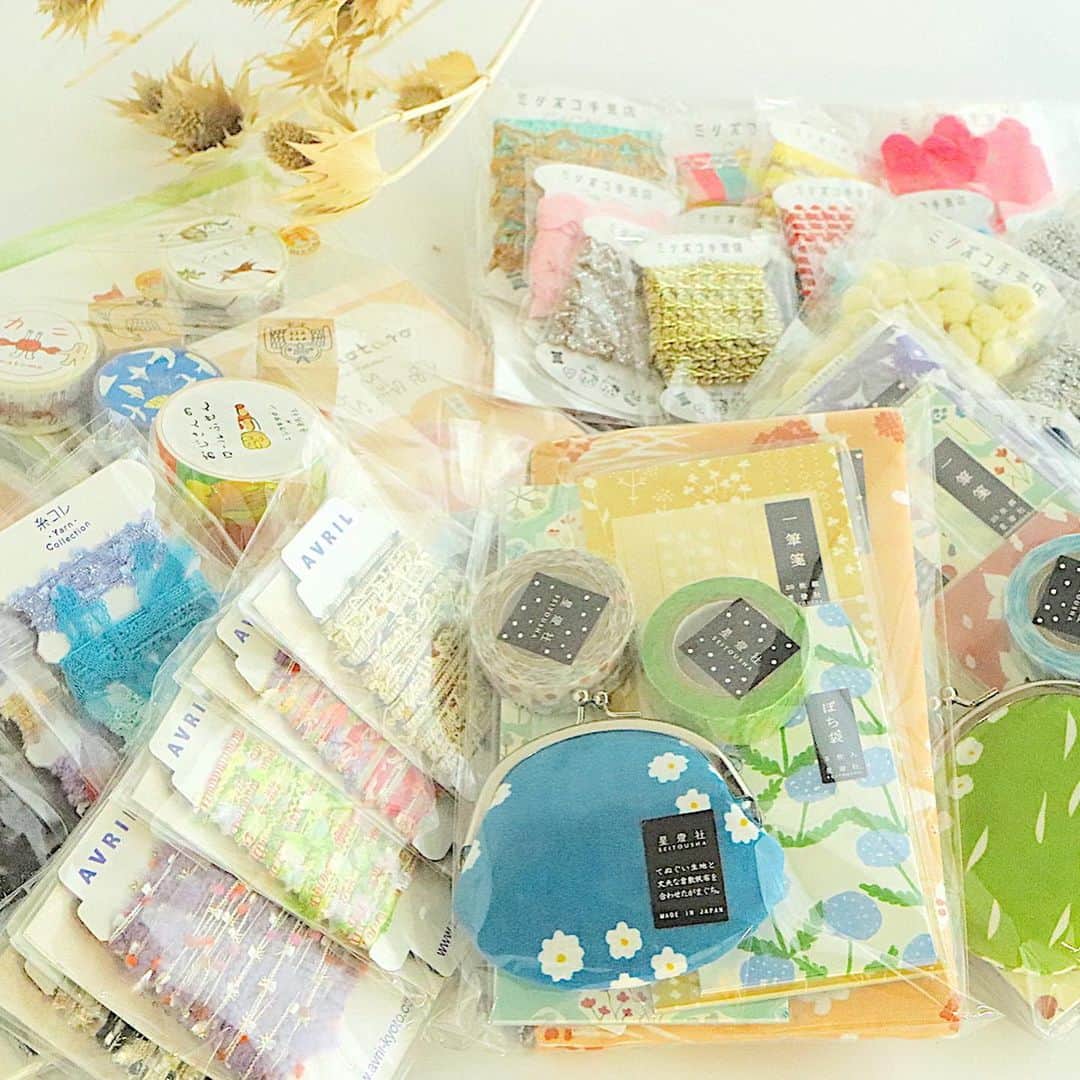 手紙社のインスタグラム：「【福袋も登場！新春初売り2021 at 手紙舎吉祥寺店】﻿ ﻿ 忘れられない年となった2020年もあと3日。大変なことも多かったとは思いますが、家時間が増えたおかげでハンドドリップでコーヒーを淹れる習慣がついたり、遠くの友人に久しぶりに連絡を取ったり、大切なものが見えてきたり。得られたことも決して少なくはなかったように思います。﻿ ﻿ 手紙社も、「蚤の市」や「もみじ市」など数々のリアルイベントが中止になったことをきっかけに、半年間の期間限定ではありますが吉祥寺という楽しい街で店舗を構えられるという嬉しい出来事もありました。そんなPARCO吉祥寺店の2階で展開中の「手紙舎吉祥寺店」は、PARCOの営業日と同様、新年は1月2日からのスタート。初日から華々しく半期に１度の大セール「ドランバザール」が打ち上げられるPARCOでは、我々も例に漏れず、初売りセールを開催！　今回のために特別に用意した「福袋」や洋服のセールなど、賑やか・元気にみなさんをお迎えします！﻿ ﻿ ＜初売り福袋情報＞﻿ 手紙社オリジナルアイテムのほか、吉祥寺店で人気の紙もの・布もの雑貨、手芸用品をお得なセットでご用意しました！﻿ ＊1月2日、3日とそれぞれ限定個数の販売。各日なくなり次第終了です。﻿ ＊お一人様３点まで﻿ ﻿ ＊当日の状況により、混雑を避けるため、来店順に整理番号をお渡しさせていただきます。再来店の時間をお伝えする場合もございますが、ご協力をお願いいたします。  ◎手紙社オリジナル雑貨福袋　5000円（税抜）＊なんと13000円相当！﻿ ◎手紙社オリジナル紙もの福袋　2000円 （税抜）＊なんと5000円相当！﻿ ◎紙もの布もの福袋 A（表現社）﻿ ◎紙もの布もの福袋 B（星燈社）﻿ ◎手芸福袋 A（AVRIL 糸コレ５点セット）﻿ ◎手芸福袋 B（AVRILペラコーン5点セット）﻿ ◎手芸福袋 C（ミリポコセット）﻿ ﻿ 詳しくは▶︎プロフィールページのリンク「手紙社公式webサイト」→「EVENT INTRODUCTION」→「初売り 手紙舎吉祥寺店」へ﻿  #手紙社 #手紙舎 #tegamisha #PARCO吉祥寺店 #パルコ #PARCO #グランバザール #ドランバザール #手紙舎吉祥寺店 #初売り #福袋 #吉祥寺﻿ ﻿ 【手紙舎 吉祥寺店】﻿ 期間:2020年9月17日(木)〜2021年2月28日(日)﻿ 営業時間:10:00〜20:00﻿ ＊年末年始は12/31（木）〜18:00、1/1（金）休業、1/2（土）10:00〜（状況により早めにオープンの可能性もございます） 場所:吉祥寺パルコ2F (東京都武蔵野市吉祥寺本町1-5-1)﻿ tel：050-5874-2228﻿ ﻿ ＜手紙舎 吉祥寺店フェアスケジュール ＞﻿ 【第５弾】12/16(水)〜1/5(火） fuji-galleryフェア﻿ 【第６弾】1/6(水)〜1/26(火） 小谷田潤フェア﻿ 以降2/28まで、もう2フェアを開催予定」