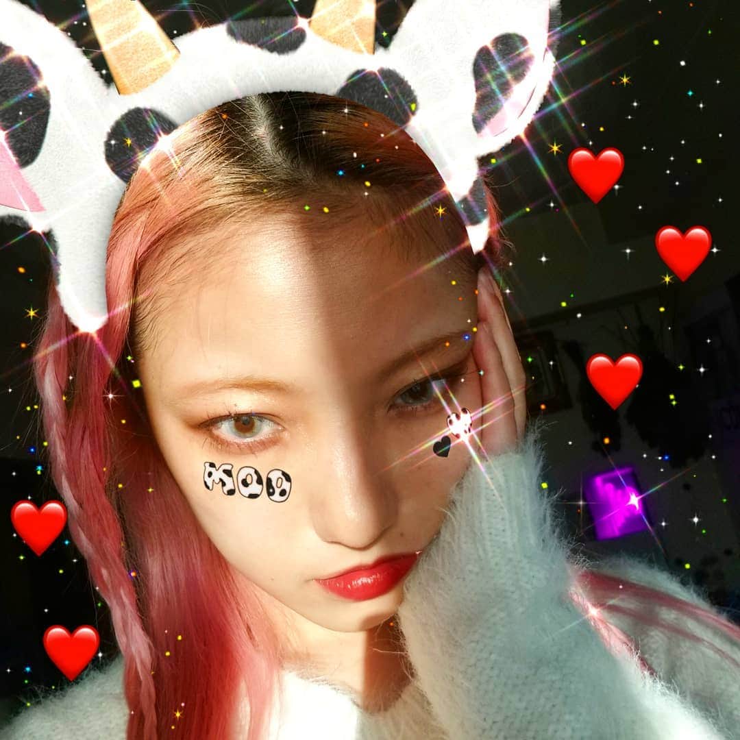 のインスタグラム：「🐄🍼❤️  #selfie #pinkhair #makeupart #collageart」