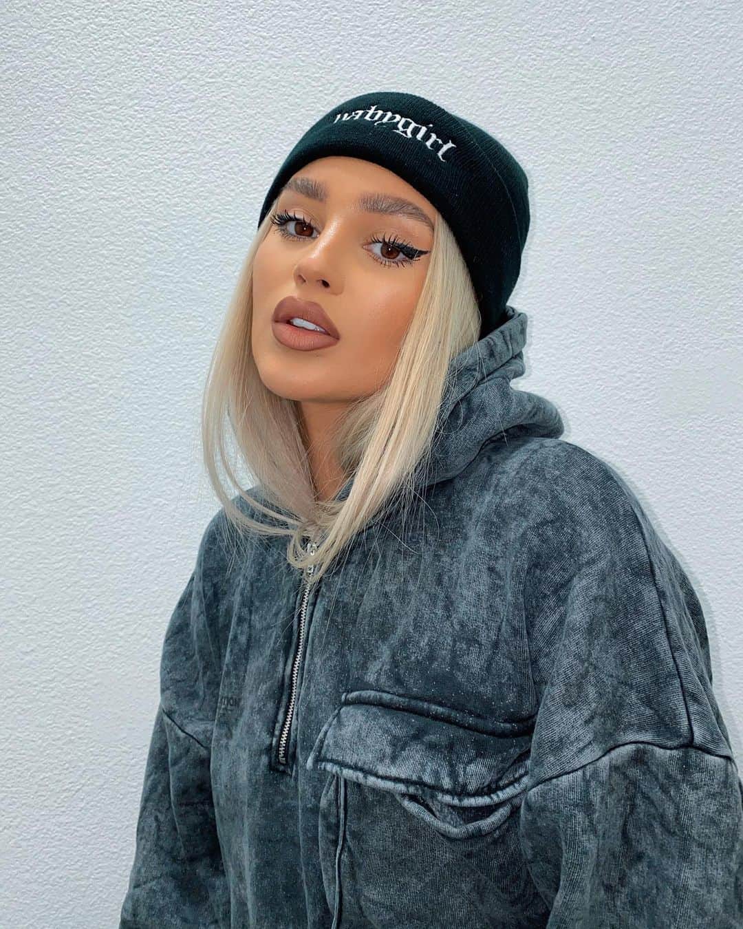 Val Mercadoのインスタグラム：「Full of love but low on trust 🖤@boohoo」