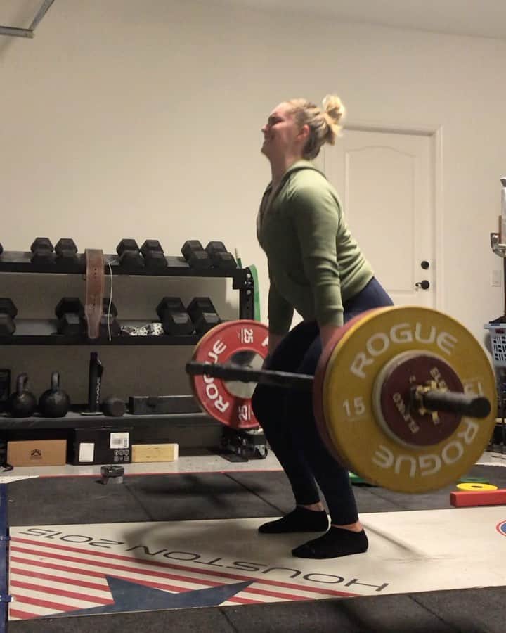 のインスタグラム：「Probably the most exciting video you’ll see today. (Jk, not even close) You all asked to see more of my “other stuff” so I give you... OTHER STUFF!  Spending a couple weeks with a reduction in traditional squat (front/back) frequency, but adding these guys back in as to still get some good stimulus in the ol leggies in positions that my back likes (reminder: everyone is different please don’t take this as a solution to your personal issues). We keep the intensity pretty high on these, but also add in some volume for good measure. Not that 10’s in any exercise are enjoyable, but HERE WE ARE.  My back spasms usually last anywhere from 6-12 weeks & she seems to be ALMOST 100%, but since we have the time, she’s getting an extra week to stop bitching at me. LUCKY HER. Still pushing the volume on all the lifts and pulls, but this is one alteration we’ve made in the past & currently that always keeps things moving in the right direction, among other things.   I also just count this monster of a @roguefitness trap bar as 25kg instead of 27-28, so I’m ALWAYS doing extra credit 😇」