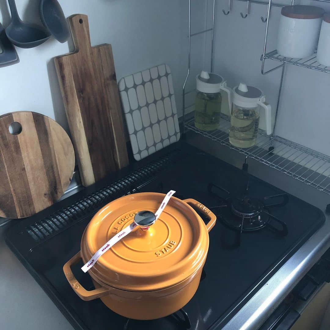 ◆miki◆のインスタグラム：「* * STAUBデビュー🥘 ※レシピは7月30日の投稿みてね🙏🏻 * ついにデビューしてもーたー ずーっと欲しかったやつ♡ 案の定めちゃくちゃ良いね‼️  白米も絶品🍚肥えちゃうなぁ😀  カレーの玉ねぎなんて 一気にドロッドロなったわ🧅  我が家はここ数年無水カレー🍛 玉ねぎ6個～8個ぶち込みます お水で作ってた時より ギュッと旨みが増しちゃって増しちゃって ののなのめちゃくちゃ食べますw  ビーフでもチキンでもポークでも 美味し‼️‼️‼️  が、しかし 母に教えて貰ったレシピなのに 同じく作ってるはずなのに 母の味には毎度敗北🤦🏼  なんでなん？  レシピ嘘こいたな？  ୨୧┈┈┈┈┈┈┈┈┈┈┈┈୨୧  ストウブココット22cmのマスタードやで🥘  #roomに載せてます #ストウブ #staub #無水カレー #キッチングッズ #キッチン #我が家のキッチン #kitchen #コストコ #Costco」