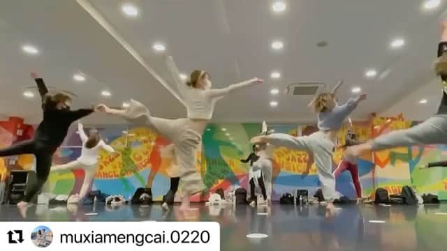 のインスタグラム：「. 【DATOKYOリポスト企画】 . #Repost @muxiamengcai.0220 with @make_repost ・・・ 《@datokyo_tsmshibuya 》  Choreo: 【@_j.daaaaance_ 】  YUNAさんのJAZZで今1番自分に必要な踊り方を学ぶことが出来ました😖🌼🌼🌼 あれから、沢山研究して、 今違いを理解して、徐々に クリアと個性を出したり引いたり出来るダンスが出来るようになってきました。😭😭😭💖💖 1発で音を取る呼吸と肘膝で取る呼吸もっと呼吸について研究したいと思います。本当に感謝のことばかりです。年明けまたYUNAさんのJAZZで踊りたいです😳🌼✨✨✨ 来年もよろしくお願いします🙇‍♀️🙇‍♀️🙇‍♀️  #ダンス #ダンス動画 #ダンス大好き #dance #dancer #jazz #jazzdance #jazzdancer #jazzdancers #jazzmusic #instgram #instgramers #instgood #instgoods #フォローミー #フォロー返し #followforfollowback #followme #dancers #dancechallenge #dancelover #dancelove #dancevideos #dancepractice #danceworld」