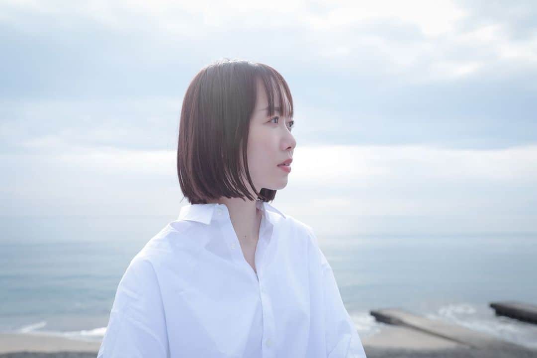 のインスタグラム：「#portraitphotography   カメラマンのなかのこさんと @m.nakanoko  お仕事やプライベートでも 仲良くしていただいていて、 はじめての作品撮り!  楽しい楽しい。と カメラを向けてくれたことが 嬉しくてたまらなかった。  ありがとうございました🌅  #2020年 #撮影納め #ポートレート #shootingday #beachphotoshoot #포트레이트」