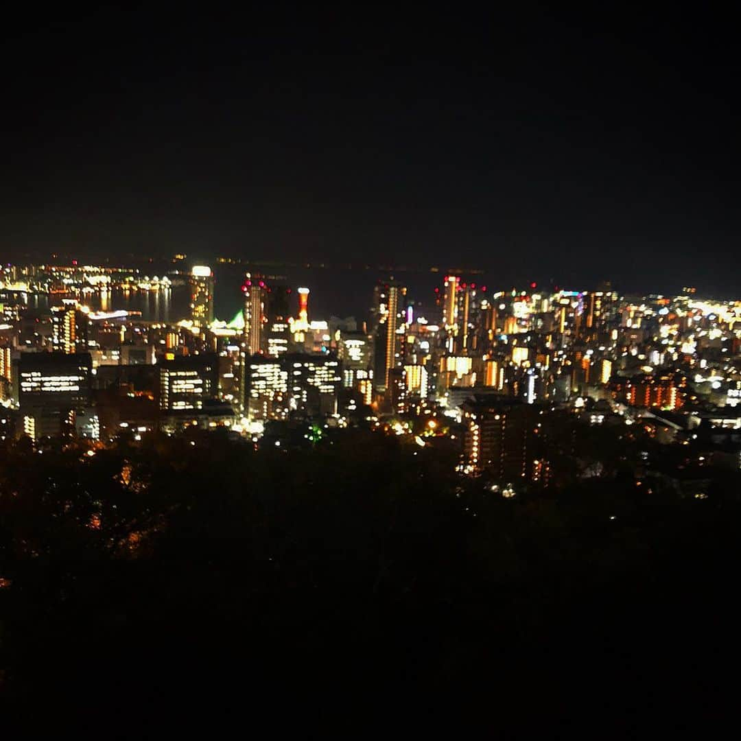 関西LIFE－homelife－さんのインスタグラム写真 - (関西LIFE－homelife－Instagram)「【兵庫県・神戸】 みなと神戸が一望できる【ビーナスブリッジ】 . 神戸の人気夜景スポットです(*´▽｀*) メリケンパークや神戸ハーバーランド、オフィスビルなどの明かりが 目の前に広がる景色は圧巻でした！！ 永遠の愛を誓って、メッセージを記した鍵をつける「愛の鍵モニュメント」もカップルに人気ですよ(^^)/ . . @homelife_local では #homelife_兵庫 では兵庫のいいところを紹介していきます。みなさんの大好きな兵庫を教えてください。 . . #ビーナスブリッジ #神戸 #夜景 #愛の鍵モニュメント #展望台 #諏訪山公園展望台 #眺望 #カップル #夜景スポット #橋 #きれい #一望 #おでかけ＃神戸おでかけ #神戸観光 #神戸夜景 ＃神戸眺望 #神戸展望台 #兵庫おでかけ #兵庫旅行 #兵庫観光 #兵庫旅 #そうだ兵庫行こう #観光 #旅行 #兵庫 #japan #japantrip #japantrip2020 #hyogo」12月29日 10時36分 - archihome_local