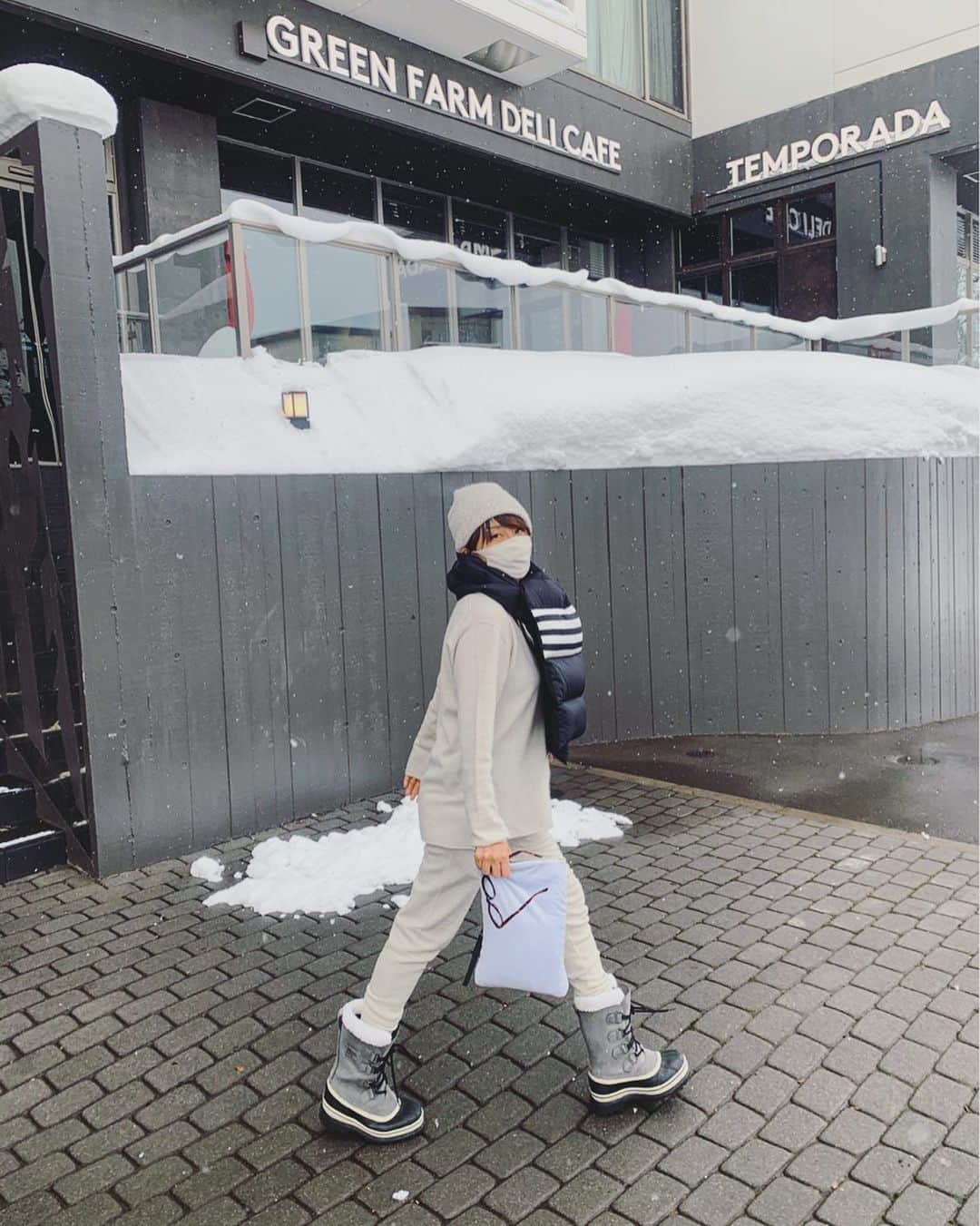 風間ゆみえのインスタグラム：「＊Beanie/  @cibone_tokyo  ＊Knit top & bottoms/  @kazukovalentine  ＊Neck warmer/ @thombrownejp @thombrowne  ＊snow boots/ @sorel_jp @sorelfootwear」