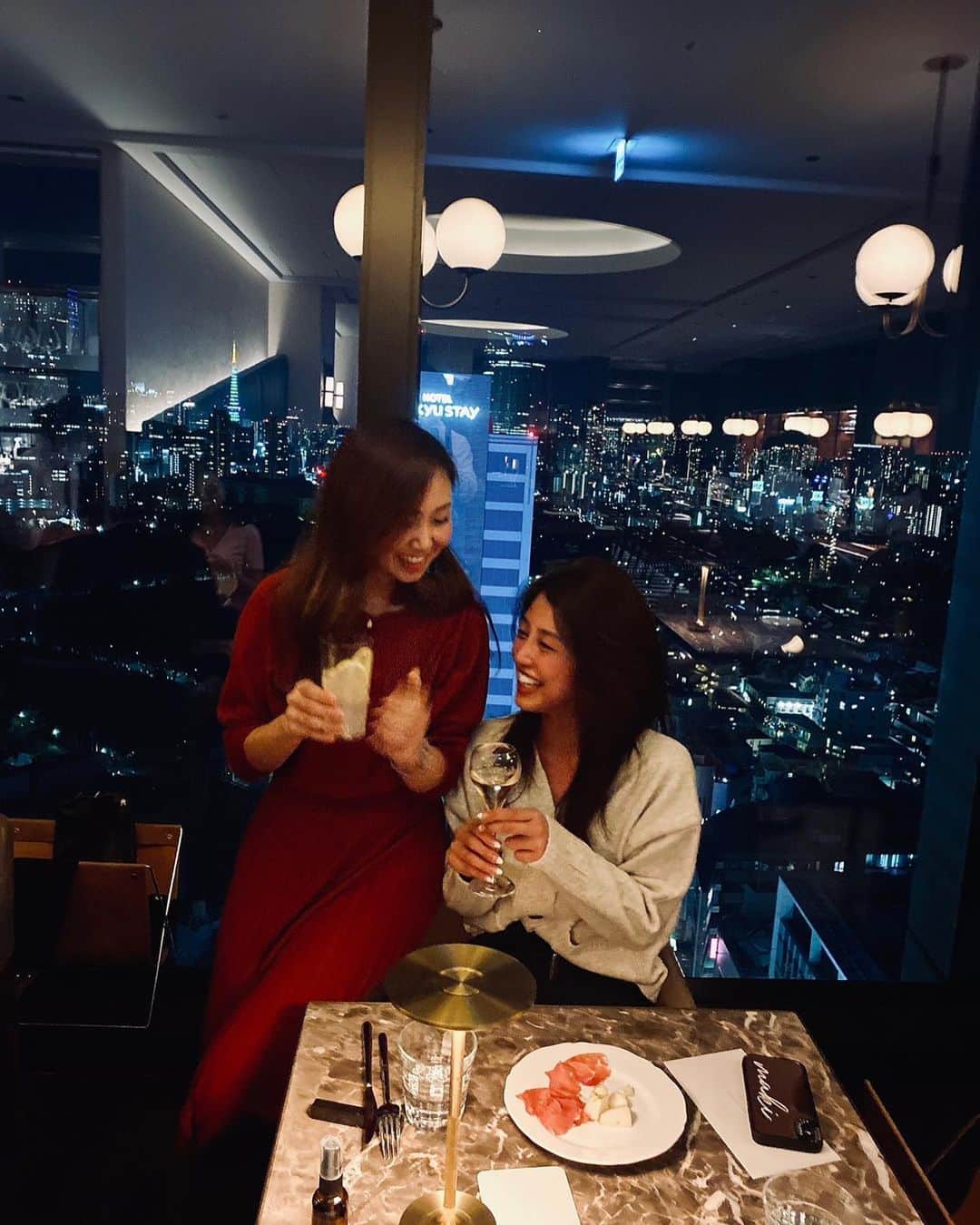岡副麻希さんのインスタグラム写真 - (岡副麻希Instagram)「. 私はワインではないお酒だったのだけど、 いつもスーパーマンの彼女 自分のワインを持たせて撮ってくれました🥺🍷笑﻿  ﻿ #わせじょ#文女 #いつもありがとう#💗」12月29日 10時40分 - maki_okazoe_official