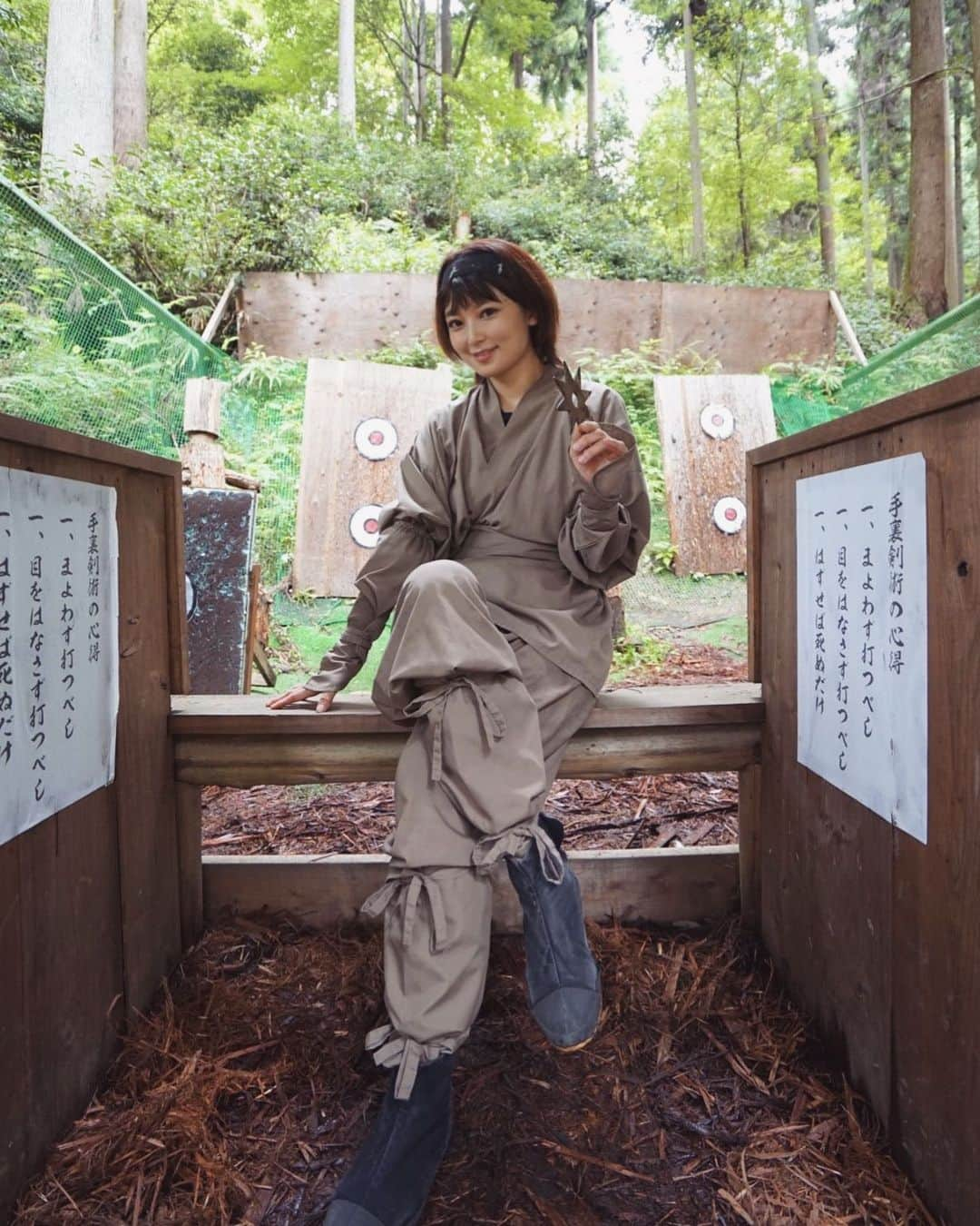 辻井美香さんのインスタグラム写真 - (辻井美香Instagram)「I trained throwing shurikens! Maybe 4 out of 10.Should practice more! I can't  hit the enemies from far away😂LoL  📍#忍者修行　#赤目四十八滝  #忍者体験  〔三重県名張市　nabarishi mieken 〕  手裏剣トレーニングは苦手の分野♡ これ出来ないと、敵を遠くか射止めれない...www  それも本物の忍者は、一つか二つしか持ち運んでなかったって言ってたと思う。重なると音鳴るし。刃にトリカブトの毒を塗っていて、自分は小さい頃からトリカブトを摂取して毒に犯されないようにしてたらしい。  これは英語で伝えるのは時間かかるから日本語だけにしとくねw  #ninja  #ninjatraining  #忍び #kunoichi  #くのいち  #忍者コスプレ #cosplay」12月29日 10時40分 - tsujii_yoshika