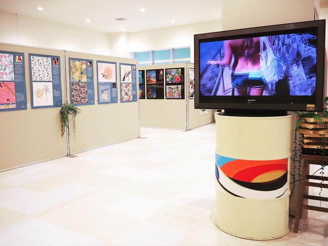 ラレイアのインスタグラム：「🌺 POP UPアート展のお知らせ🎨💕 ・ iias沖縄豊崎にて Colleen Wilcox,Goldfish Kiss,Tom Veiga,Jessica Miyukiのアートがご覧いただけるアート展が開催中です☺️✨ ・ アーティストそれぞれの世界観をごゆっくりご覧いただけます！ ・ またフォトブースもあるので 撮影も可能😄 ・ 館内にあるTRUNK GALLERY(POP UP OKINAWA)にてアーティストグッズもご購入可能😍🌴 ・ お近くの際はぜひお立ち寄りください💓 ・ ・ 【期間】 2020.12.27〜2021.2.27  【場所】 iias沖縄豊崎 2F 2070区画 ・ ・ @colleenwilcoxart  @goldfish_kiss  @jessicamiyuki  @tomveiga ・ ・ ・ TRUNK GALLERY (FC店) 〒901-0225 沖縄県豊見城市豊崎3番35  iias沖縄豊崎2F 080-3942-7597 ・ ・ ・ #trunkgallery#colleenwilcox#art#hawaii#aloha#surf#beach#ハワイ#フォトジェニック#インスタ映え#インスタ女子#アロハ#ビーチ#海を感じる雑貨#アート#ビーチガール#サーフスタイル#大人カジュアル#コリーンウィルコックス#ギフト#プレゼント#ユニセックス#Tシャツ#沖縄#iias沖縄豊崎#豊崎#トランクギャラリー」