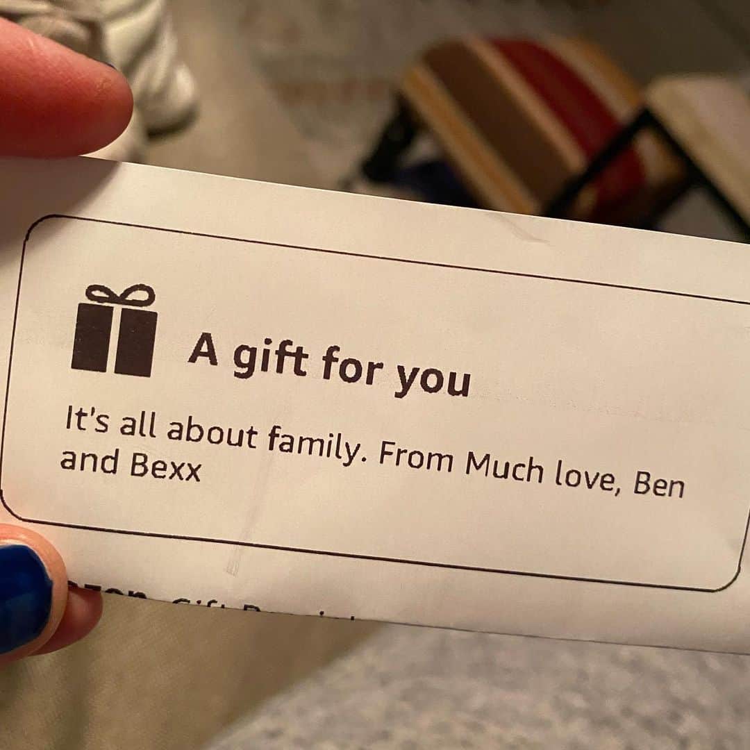 エリザベス・バンクスさんのインスタグラム写真 - (エリザベス・バンクスInstagram)「Based on this note, what do you think the gift was? #family」12月29日 10時55分 - elizabethbanks