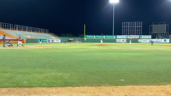 のインスタグラム：「Hoy me toco sustituir al Bat Boys en el ultimo inning ya que estaba para cualquiera de los dos equipos y en este momento el equipo blanco estaba abajo 👇 así que cuando yo entré se formo el #torolio aquí les dejo lo que sucedió #baseball #happy #crazy #moments #mlb #toros #9 #elfinal」