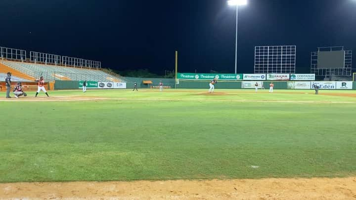 ヤシエル・プイグのインスタグラム：「Hoy me toco sustituir al Bat Boys en el ultimo inning ya que estaba para cualquiera de los dos equipos y en este momento el equipo blanco estaba abajo 👇 así que cuando yo entré se formo el #torolio aquí les dejo lo que sucedió #baseball #happy #crazy #moments #mlb #toros #9 #elfinal」