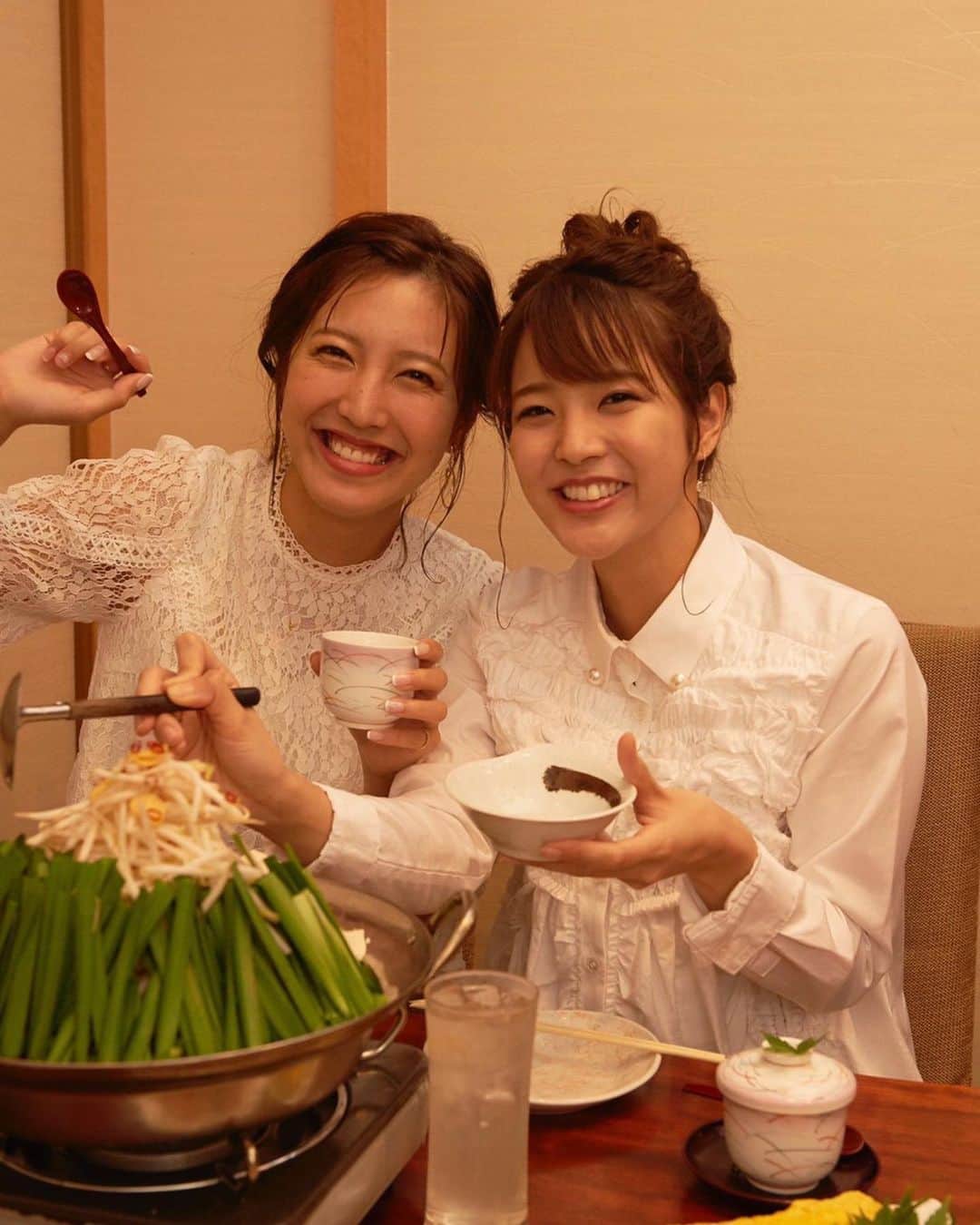 フジテレビアナウンサーのインスタグラム：「フジテレビ女性アナウンサーカレンダー2020 昨年行われた撮影の裏側🎬をご紹介… 今回でラストの12月編💭  年末のシメといえば、お鍋！を、 一緒に食べている雰囲気を味わっていただきたいと 2020年のカレンダーは、一緒に忘年会をしている写真で締めくくり🍲  撮影は、『2人同時に1番いい笑顔』で撮るために(実はペア撮影の難しいところなのです💡) 2人で呼吸を合わせ、せーので笑顔🤗  うまくいったり、いかなかったり… わいわいしながらの撮影は楽しかったです🙆‍♀️  もちろん最後はスタッフが美味しくいただきました😋 (それも考慮してこのページの撮影もこの日のラストに🤫)  恒例カレンダー撮影の裏側リポートは FODアナマガにて配信中です🎥 https://fod-sp.fujitv.co.jp/s/genre/announcer/sera002/a002110041/  長らくお付き合いいただきました ご自宅にいながら、お台場めぐりができる フジテレビ女性アナウンサーカレンダー2020 をお楽しみいただきましてありがとうございました😊  来年も フジテレビ女性アナウンサーカレンダー2021～Welcome to Fuji Television～　 にて、よろしくお願いいたします☺️ ‪‪※‪‪フジテレビ公式通販サイト「フジテレビe！ショップ」、フジテレビショップほか全国書店にて販売されております🙋🏻‍♀️  #久代萌美 @kushiro_moemi  #小澤陽子 @yoko.ozawa729  #フジテレビアナウンサー」