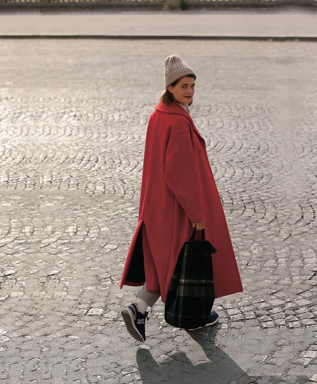 CLUÉLmagazineさんのインスタグラム写真 - (CLUÉLmagazineInstagram)「パリジェンヌが愛する赤は、グレートーンで引き立てて。 思わず目を惹く真っ赤なコートは、石畳や歴史的な建物が多く建ち並ぶパリの街並みによく似合う🇫🇷 あくまでも気張らずに、スウェットにニットキャップ、スニーカーを合わせてこなれ感たっぷりに着こなしたい。  from vol.18 P88 ・・・・・・・・・・・・・・・・・・・・・・・・・・﻿ #cluel #クルーエル #cluelmagazine #クルーエル女子 #fashion #ファッション好き #おしゃれ #グッドガール #ロングコート #赤コート #ニットキャップ #スウェットパンツ #スニーカー女子 #パリジェンヌ #シンプルが好き  ﻿ こちらのアカウントもフォローしてね！﻿ @cluel_homme﻿ @navys_magazine」12月29日 10時53分 - cluelmagazine
