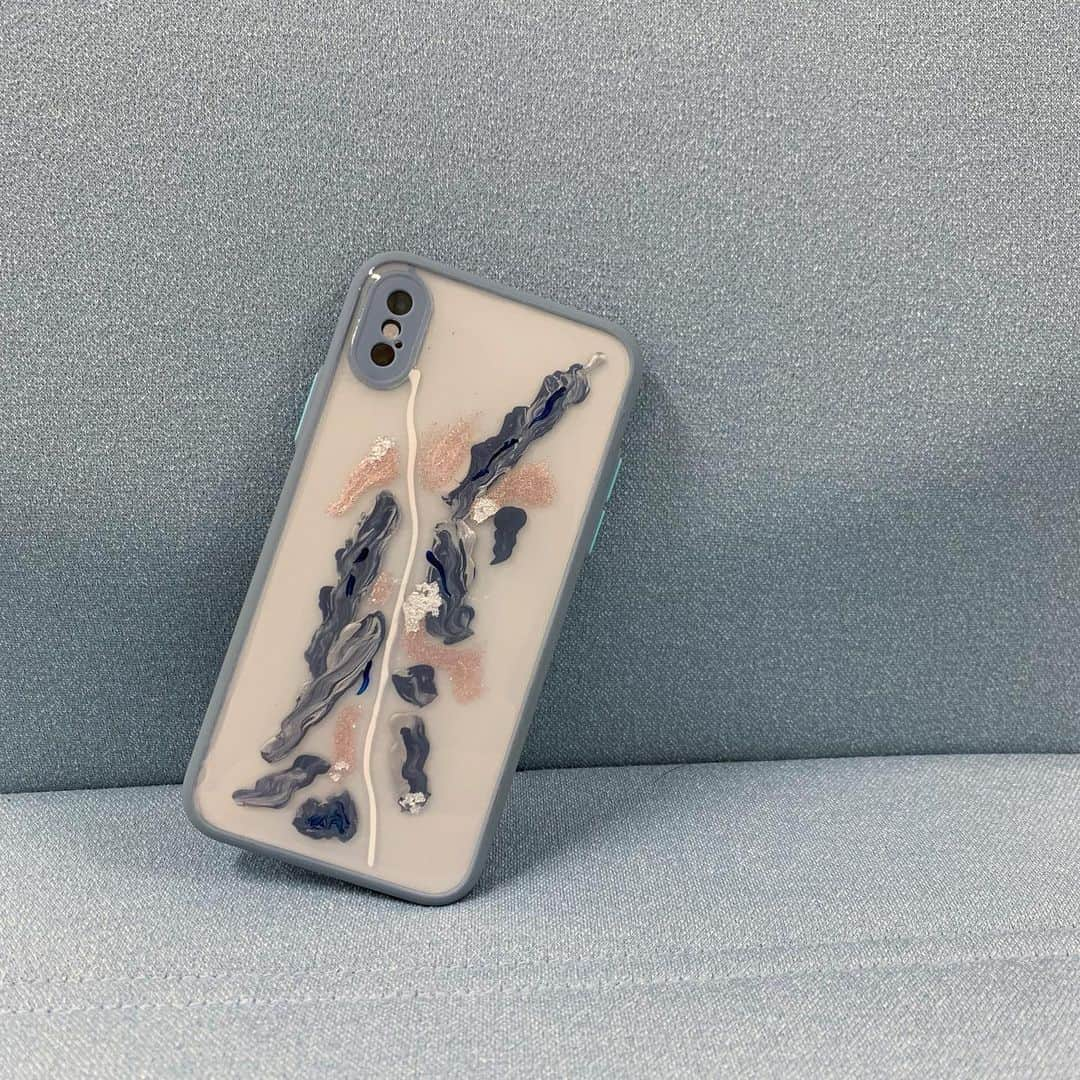 MANA（宮本茉奈）のインスタグラム：「New iPhone case 🤍💙﻿ ﻿ #gaacal﻿ #iPhone10s﻿ #caseiphone #iPhoneケース #iPhone10sケース #ハンドメイド #ハンドメイドアクセサリー #ハンドメイドアクセ」