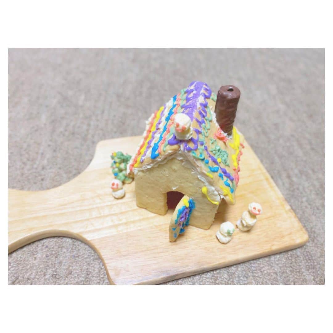 荒川れん子のインスタグラム：「Very first original butter cookie house🏠 ネットを参考に適当に型紙作って初挑戦したお菓子の家。簡単にチョコペン使ったら、白は中々固まらない⁉️😅 子供にとってお菓子の家ってワクワクするようで終始ご満悦のご様子😆 ディズニーの影響か、雪だるまは3段にしたかったらしい⛄️ . ジンジャーブレットクッキーではなく、普通のバタークッキーに。 . . #cookiehouse #cookies #house #handmade #homemade #bake #boy #お菓子の家 #お菓子の家作り #手作り #クリスマス #クッキー #男の子 #おうち時間 #おうち遊び #ジンジャーブレットクッキー は #味が苦手 #😅」