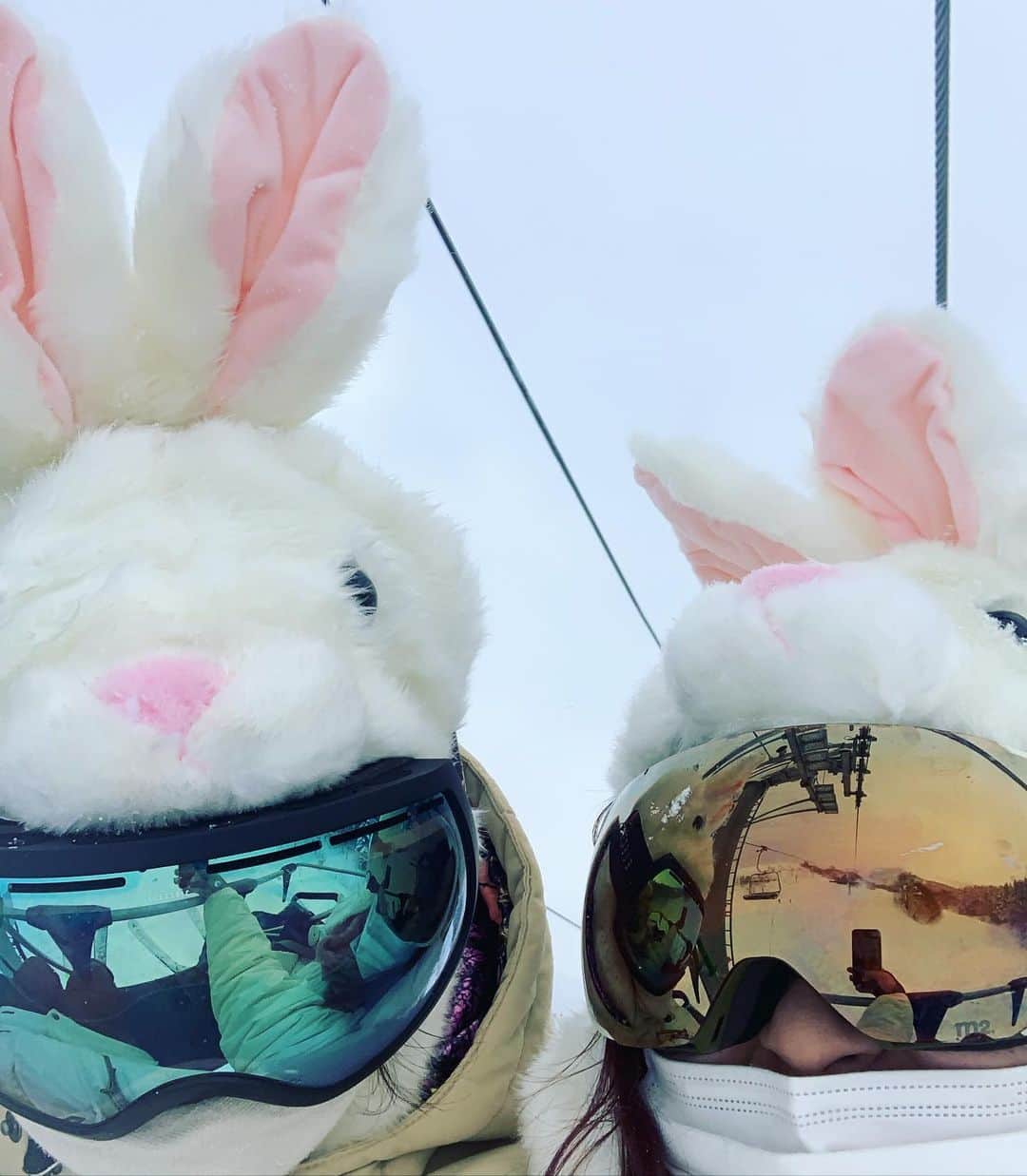 風間ゆみえのインスタグラム：「スキー場ではうさぎになりまして🐰 可愛い親友のアイディアがいつだって楽しくてしかたない😂❤️  @iwahoriseri &娘さん  どんな姿なのかと手袋を外してiPhoneを取り出して手を伸ばしたら一瞬で手が凍りそうでした😂　しかしながらウサギさんのお帽子は暖かかったなぁ…」